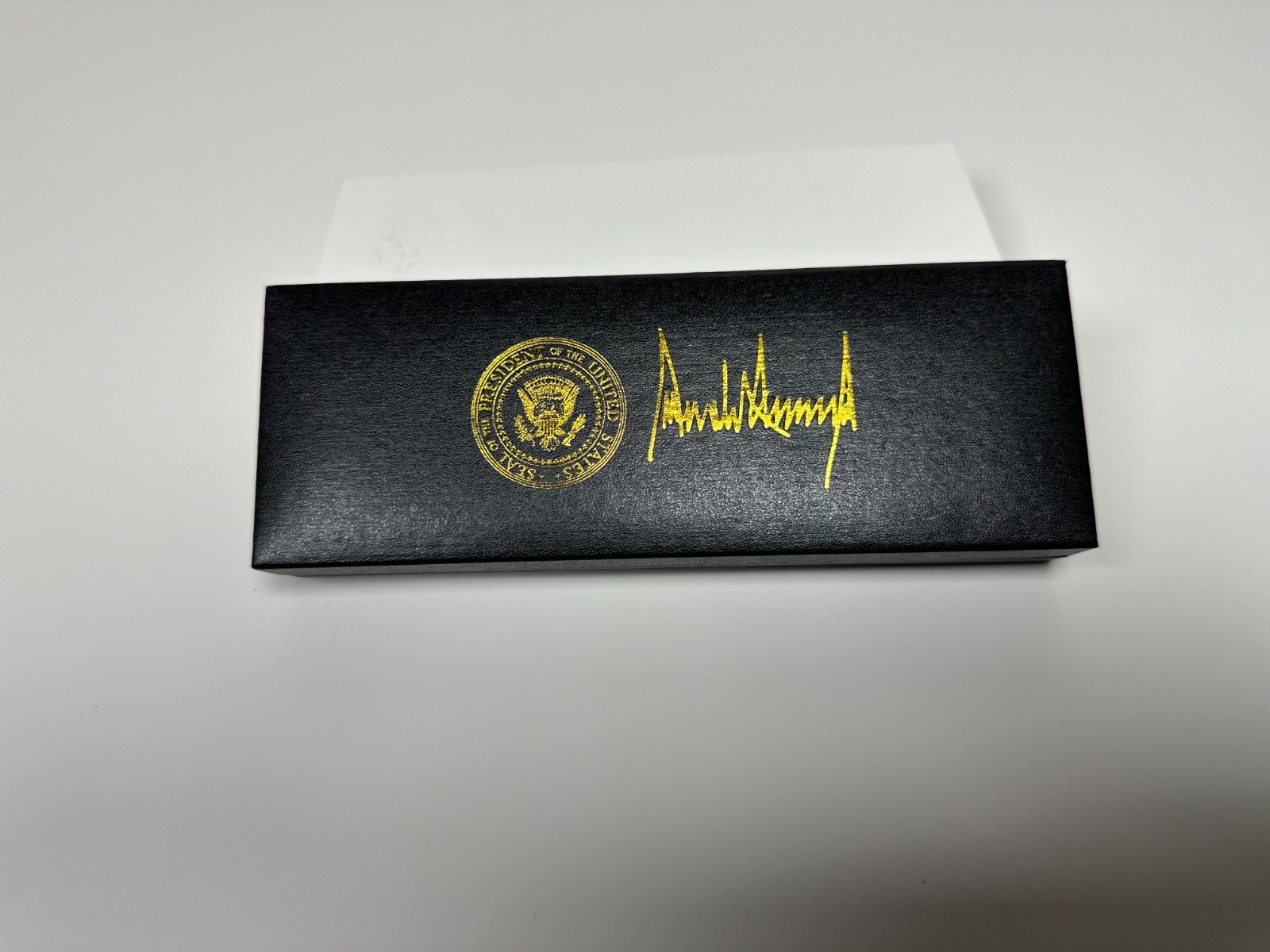 NEW President Trump Gold Presidential Seal Black Ballpoint Pen with 2 Refills