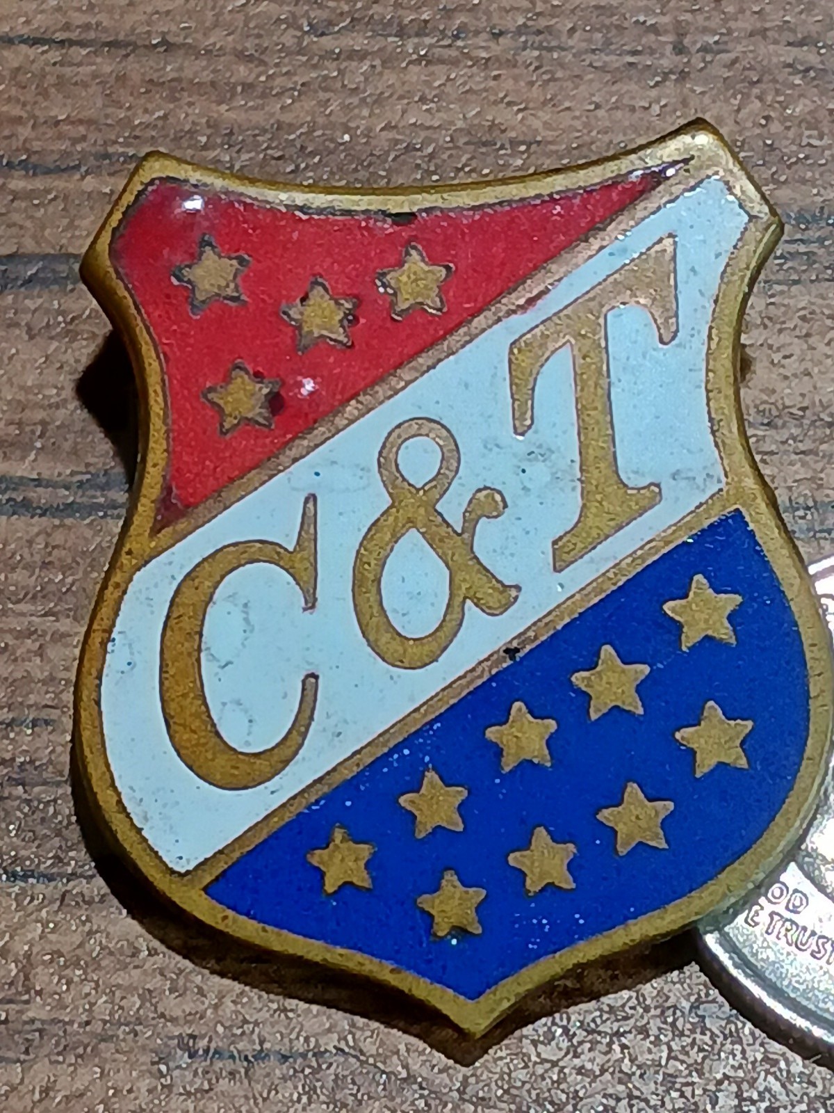 C&T GROVER CLEVELAND – RARE ORIGINAL BRASS & ENAMEL SHIELD 1888 CAMPAIGN PIN