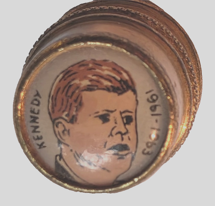 Vintage PICTURE CAP Vermeil Thimble with JFK PRESIDENT KENNEDY 1961 – 1963