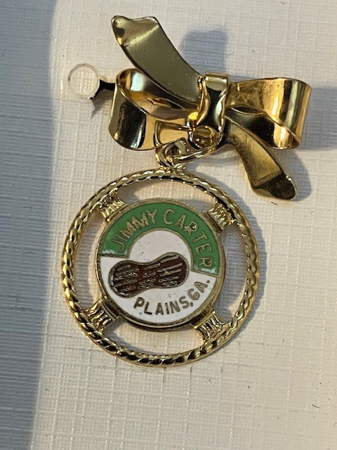 Jimmy Carter Gold-finish 1976 peanut lapel pin with Gold Bow – Original box