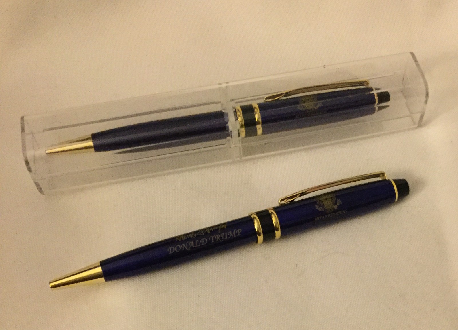 4 TRUMP WHITE HOUSE PENS GOLD EAGLE SEAL SIGNATURE NAME REPUBLICAN GOP GIFT PEN