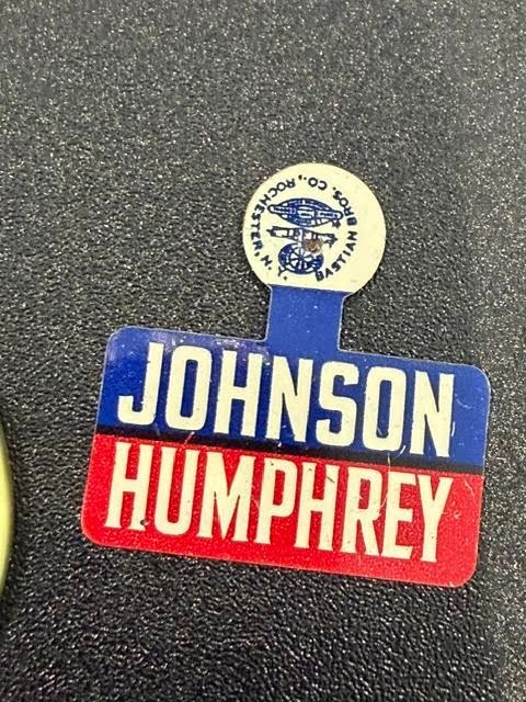 1964 Johnson /Humphrey PRESIDENTIAL campaign metal pin button (553)