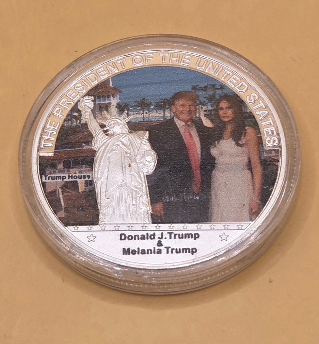 YY224-03 USA Donald Trump coin with wife Presidential Campaign #2 Uncirculated