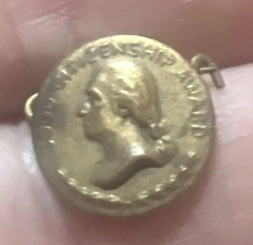 G. Washington Citizenship Award 1945 Medallic art co. New York Bronze Lapel Pin