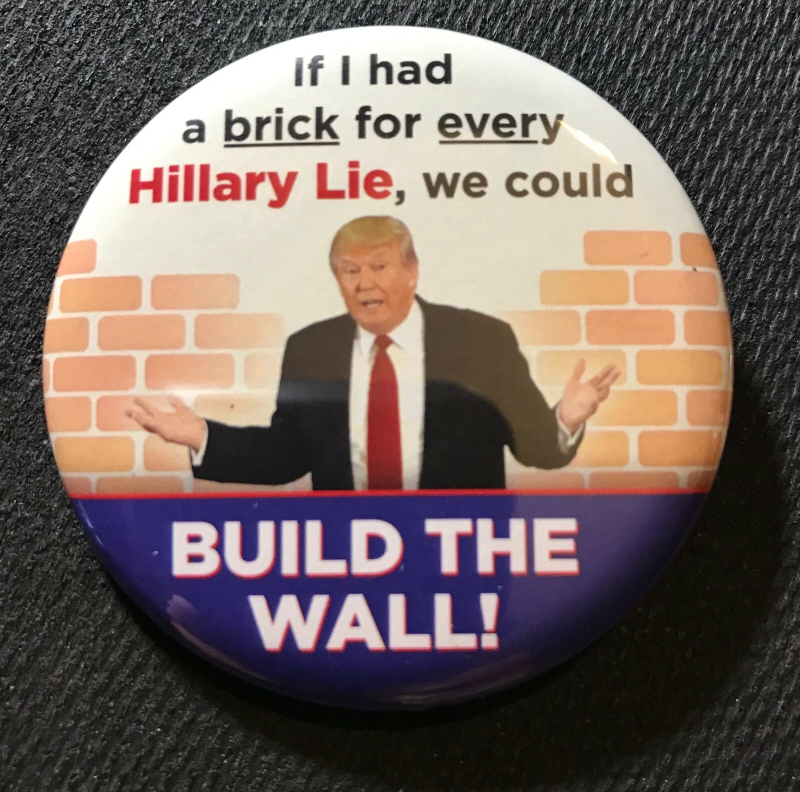 2016 2 1/4″ BUILD THE WALL ANTI-HILLARY DONALD TRUMP PICTURE PINBACK