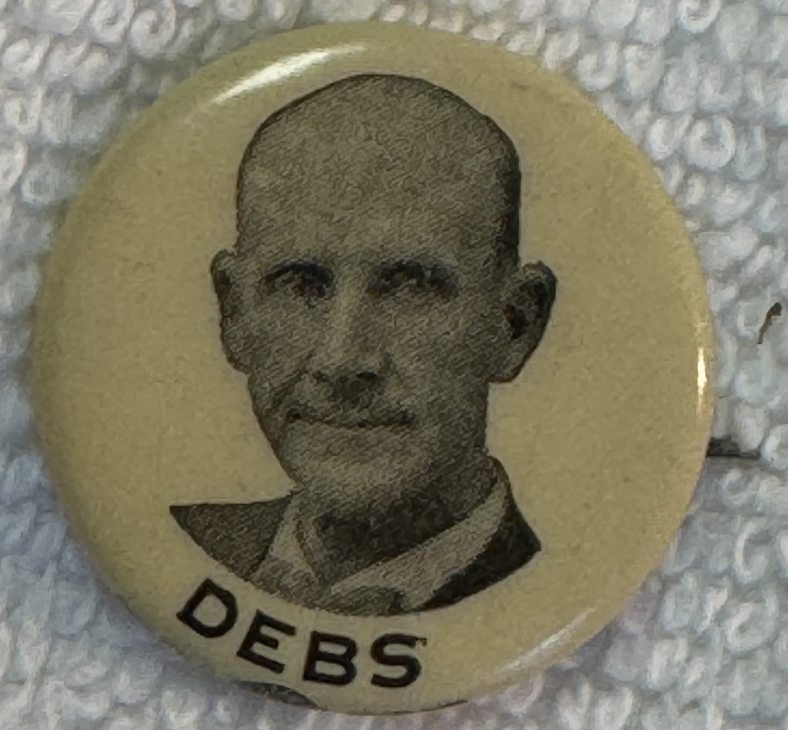 1908 EUGENE DEBS 7/8″ “DEBS” PICTORIAL CELLULOID CAMPAIGN BUTTON-SCARCE/NR MINT!