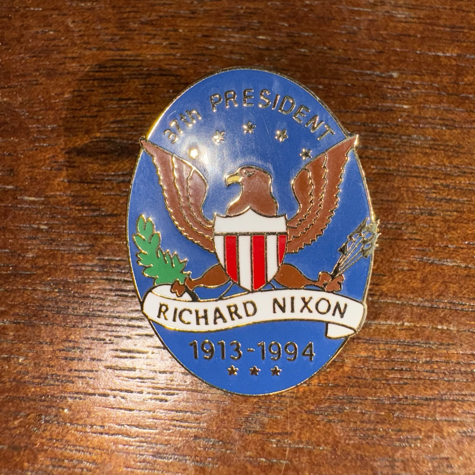 RARE NIXON LIBRARY 37TH PRESIDENT RICHARD NIXON 1913-1994 EAGLE SHIELD OVAL PIN