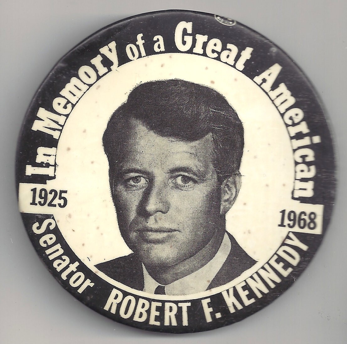 1925-1968 In Memory of ROBERT F. KENNEDY Large 3.5″ Pin pinback Button RFK Bobby