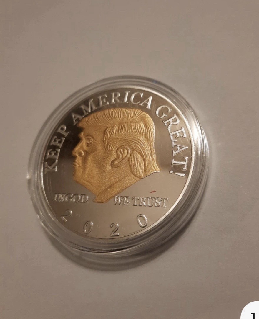 2020 Donald Trump Commemorative Coin Uncirculated in Plastic Case Gold on Silvr