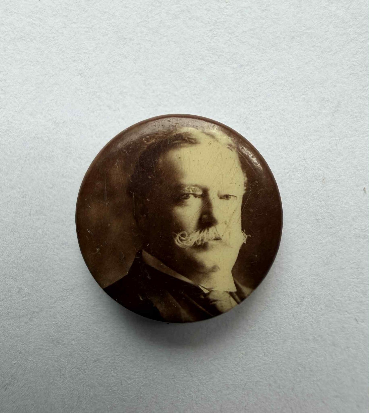 William H. Taft 5/8″ Sepia Celluloid Campaign Button – Cruver Mfg Very Good 1908