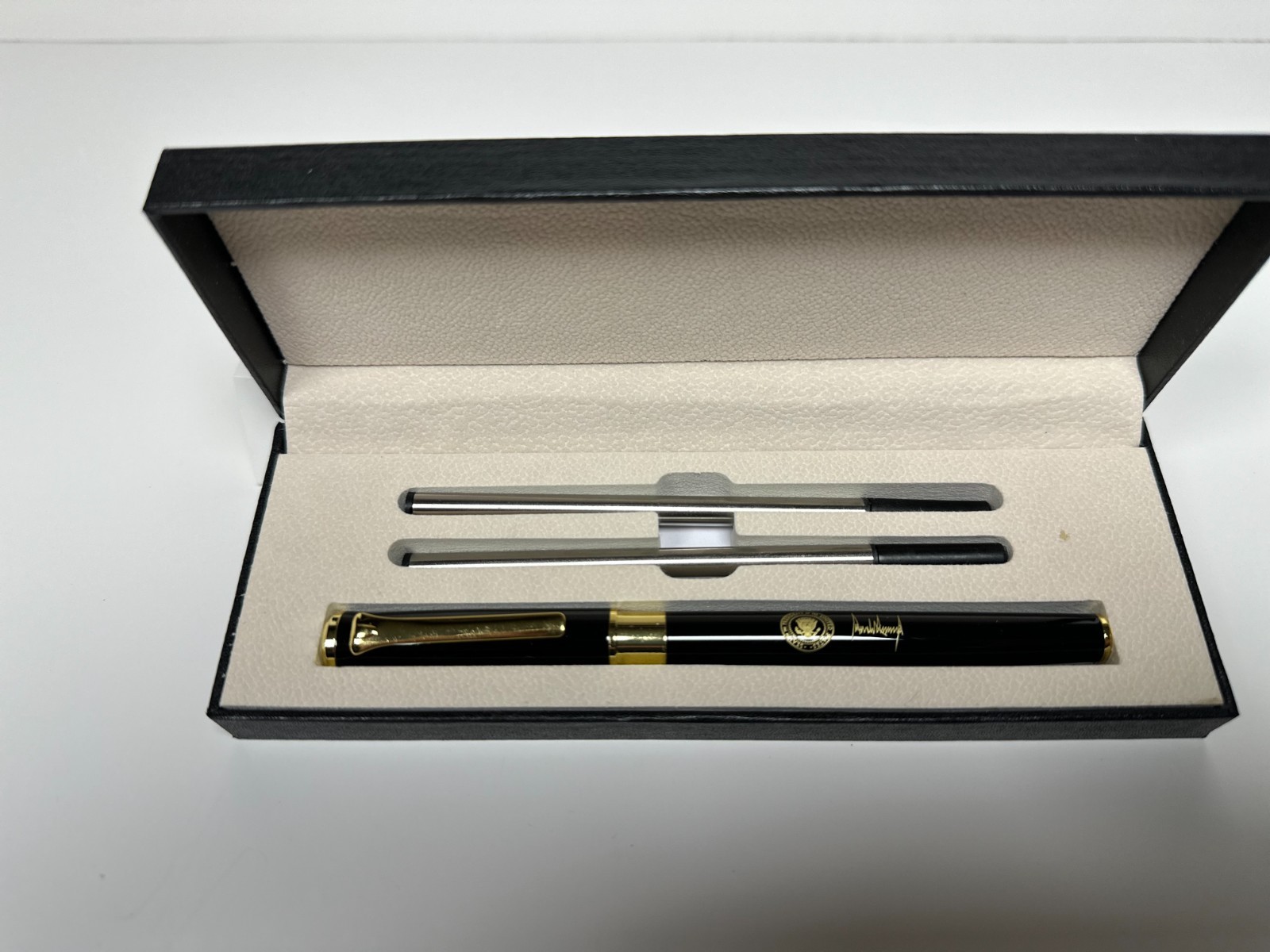 NEW President Trump Gold Presidential Seal Black Ballpoint Pen with 2 Refills