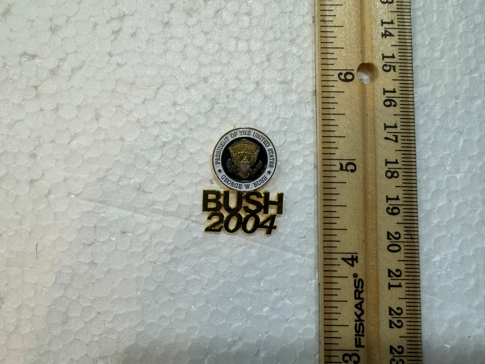 2004 President George W. Bush Gold Tone Presidential Seal Political Campaign Pin