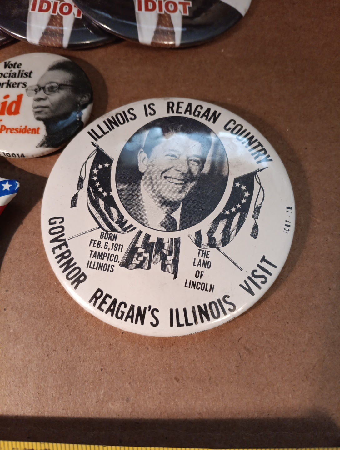 Original Pinback Butons Bush, Regan, Reid, Perot, And Carter As Seen In photos