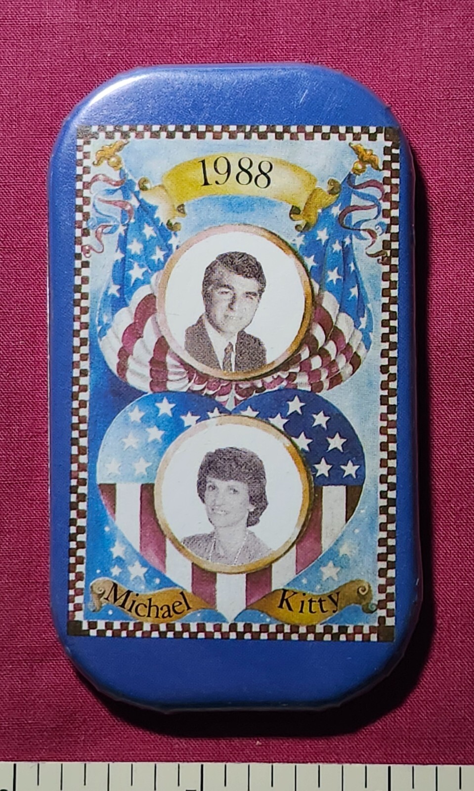 MIKE KITTY DUKAKIS 1988 PRESIDENT & FIRST LADY DEMOCRAT GRAPHIC PINBACK BUTTON