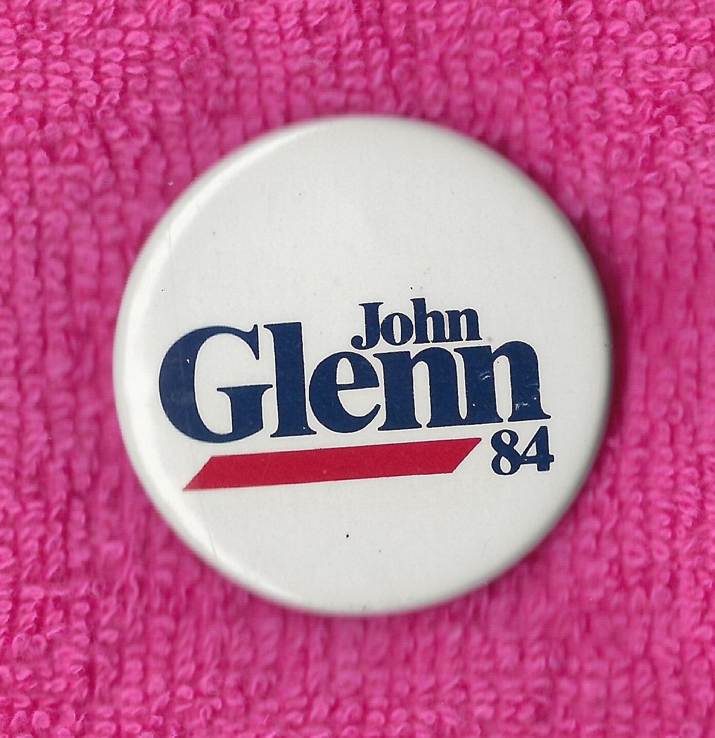 1984 John Glenn 1-5/8″ / (D) Presidential Hopeful Campaign Button(Pin 01)
