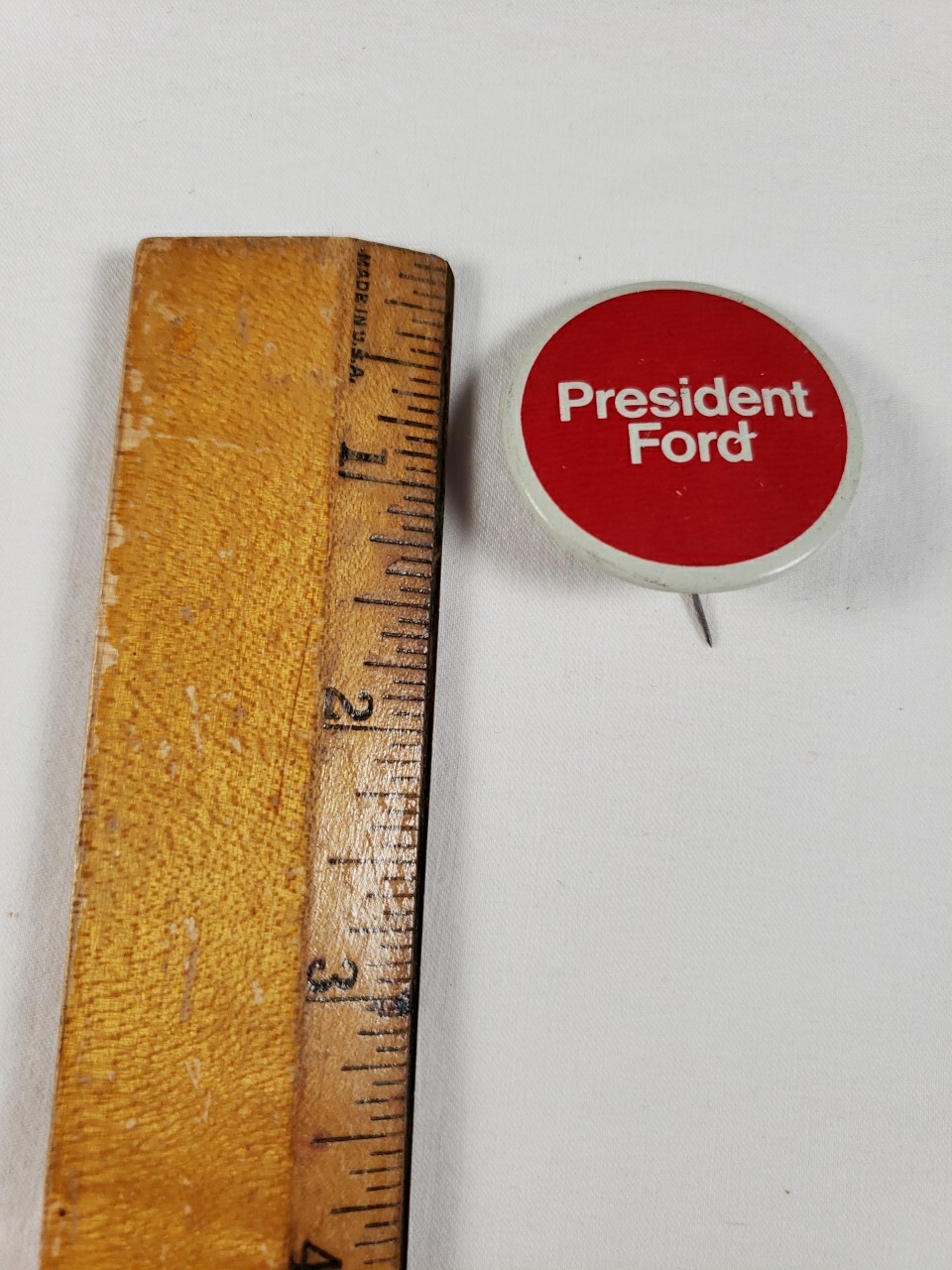President Ford Pin Pin-Back Button Badge Red White 1976 Campaign
