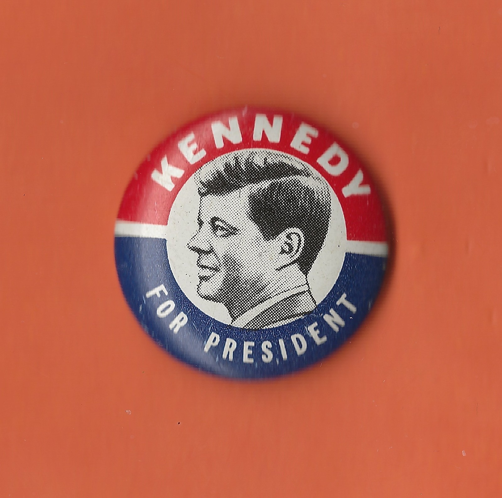 1960 John F Kennedy – 1″ / “Side Portrait” Presidential Campaign Button(Pin13)