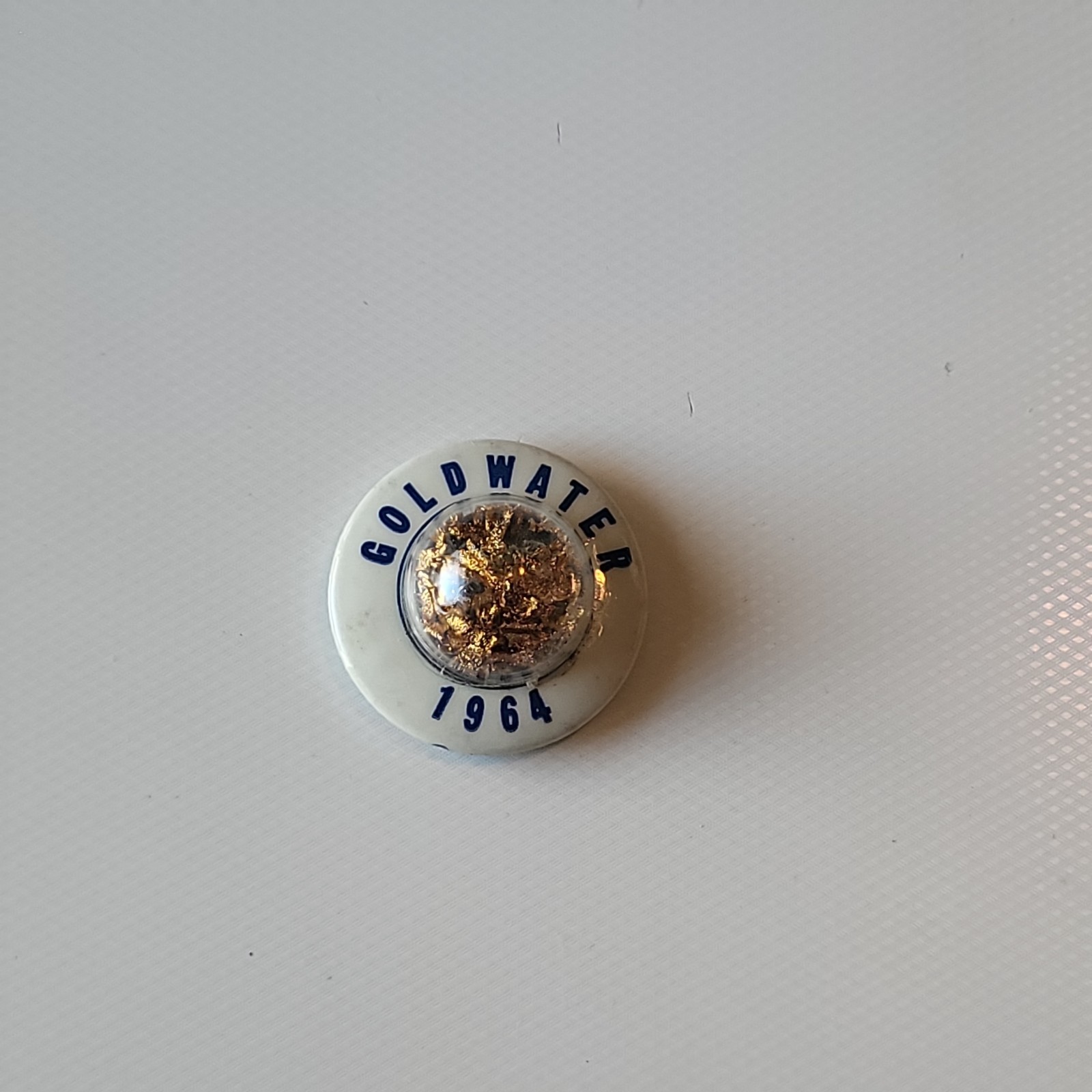 1964 BARRY GOLDWATER 1 1/4″ Pin Pinback BUBBLE / DOME w/ Gold Flakes ~ Political