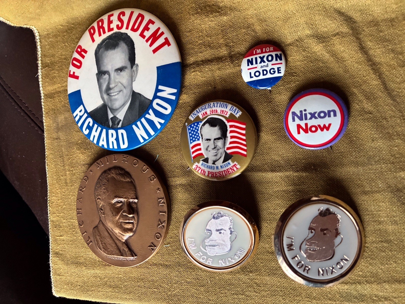 GREAT GROUP OF RICHARD NIXON ITEMS: 1 MEDAL, 2~TIE TACKS, & 4 ASST. BUTTONS~NICE