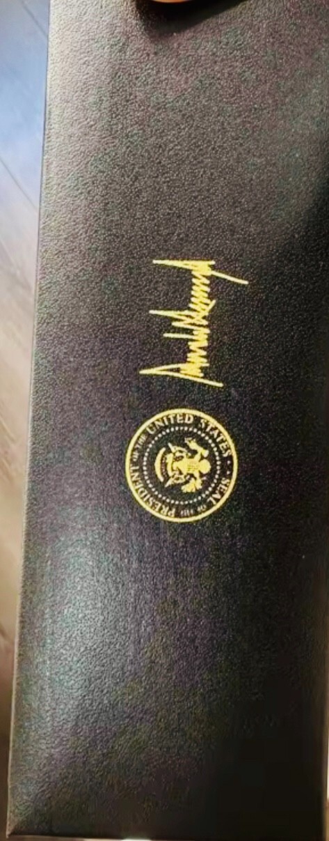 NEW President Trump Gold Presidential Seal Black Ballpoint Pen with 2 Refills