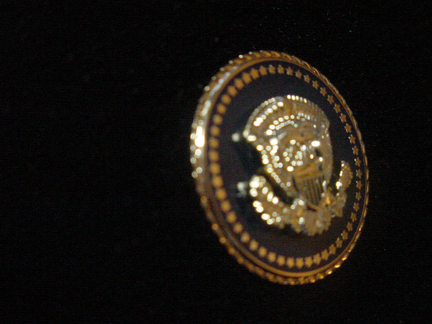 President TRUMP Lapel Pin- Presidential seal Lapel Pin(Gold Color)-Free Shipping