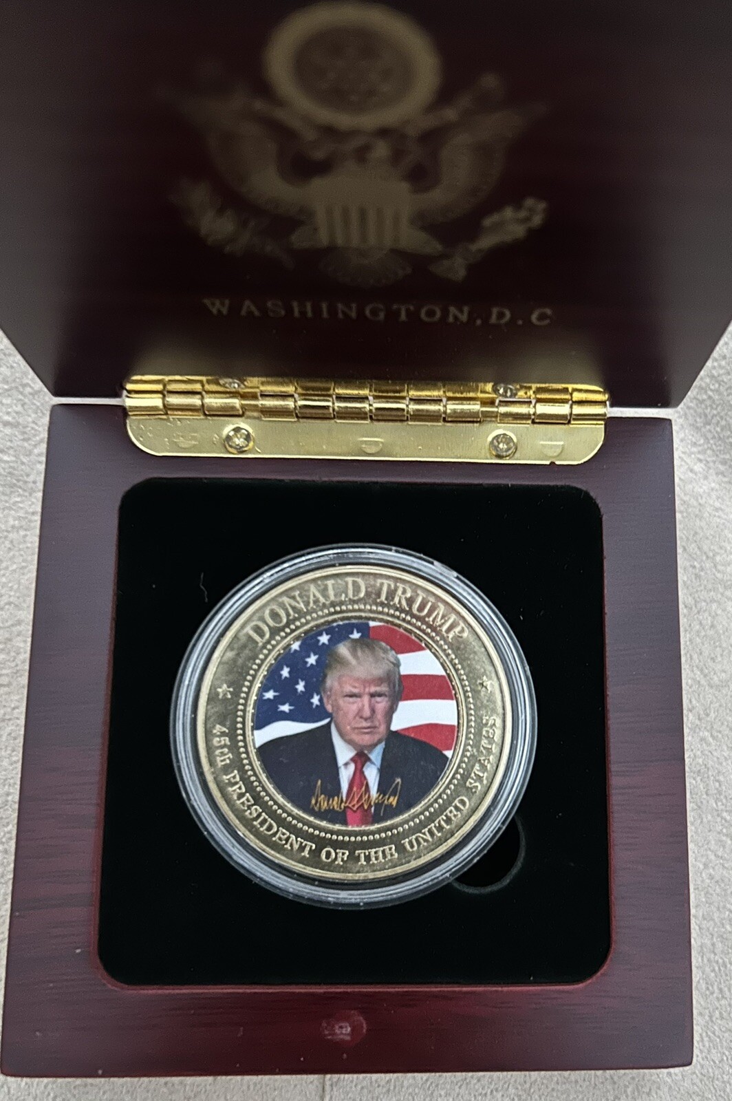 TRUMP CHALLENGE COIN 2025 INAUGURATION w WOOD BOX GOLD REPUBLICAN GOP Signature