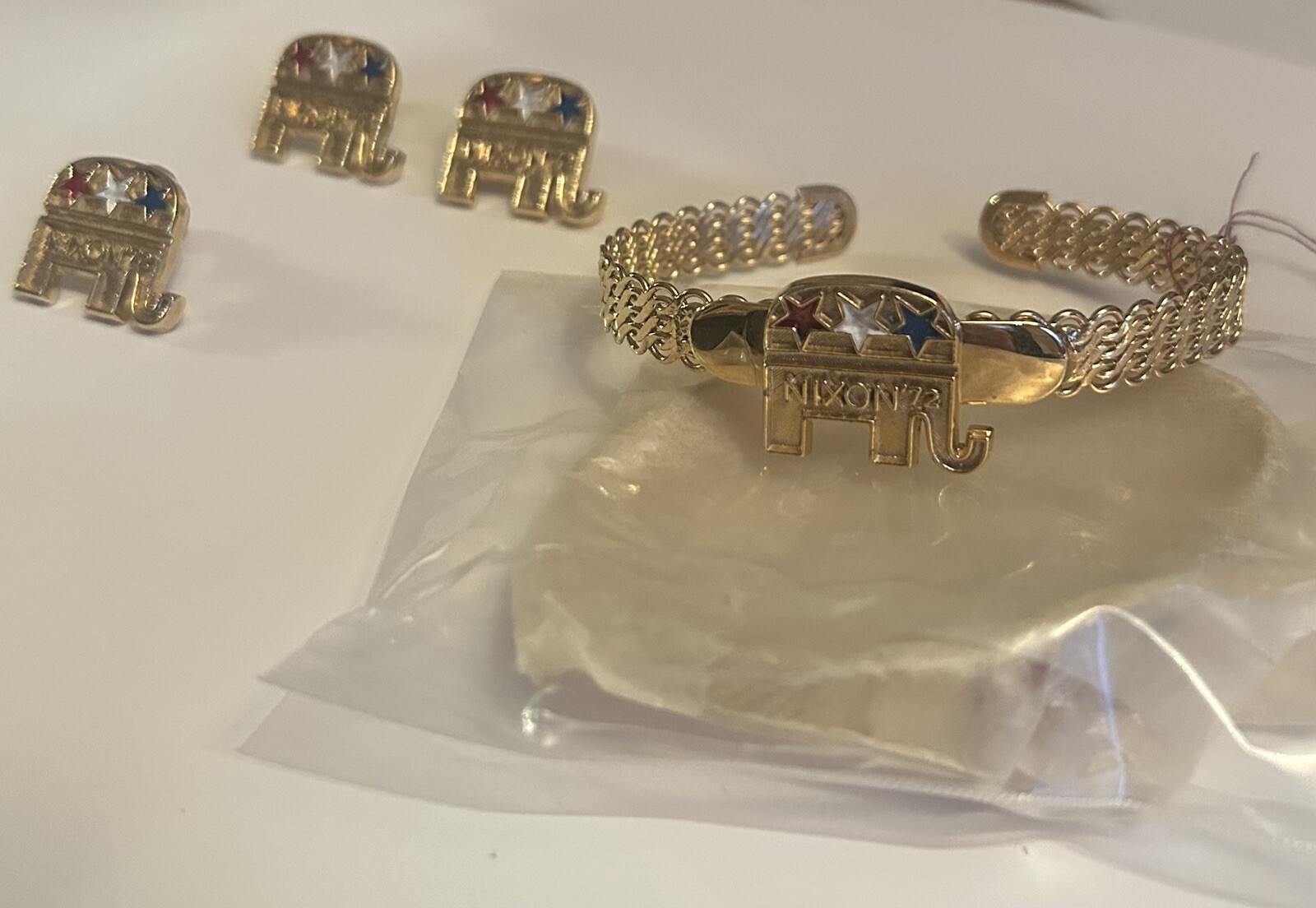 🇺🇸2 Vintage Presidential Campaign Women’s Bracelet Nixon 1972 + 3 Nixon Pins!