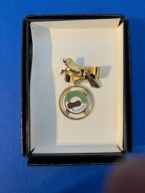 Jimmy Carter Gold-finish 1976 peanut lapel pin with Gold Bow – Original box