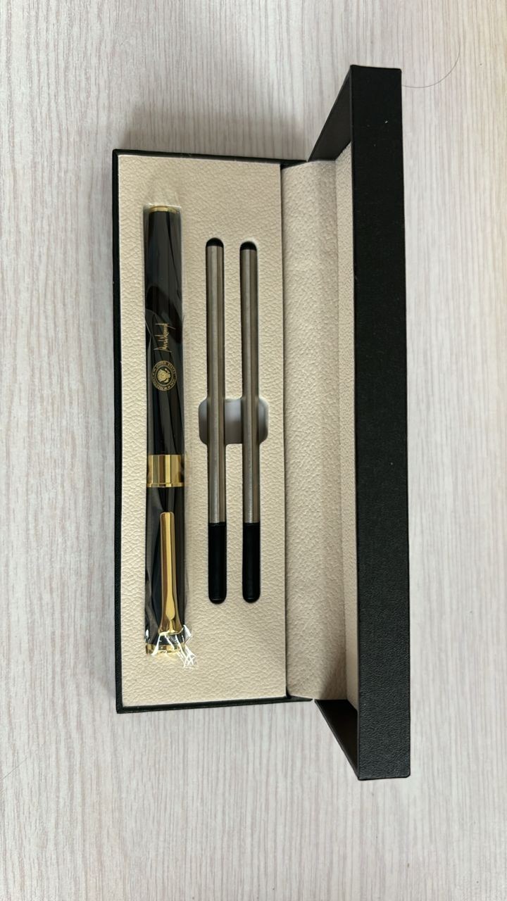NEW Presidential Pen with Elegant Box Donald Trump Signature & two Refills