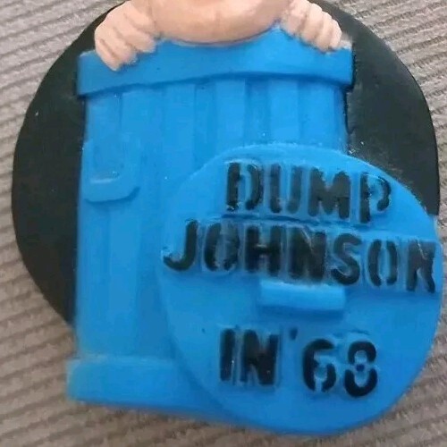 1967 DUMP JOHNSON IN ’68 Political Vinyl Campaign Collectible RARE Pin 2 1/2″