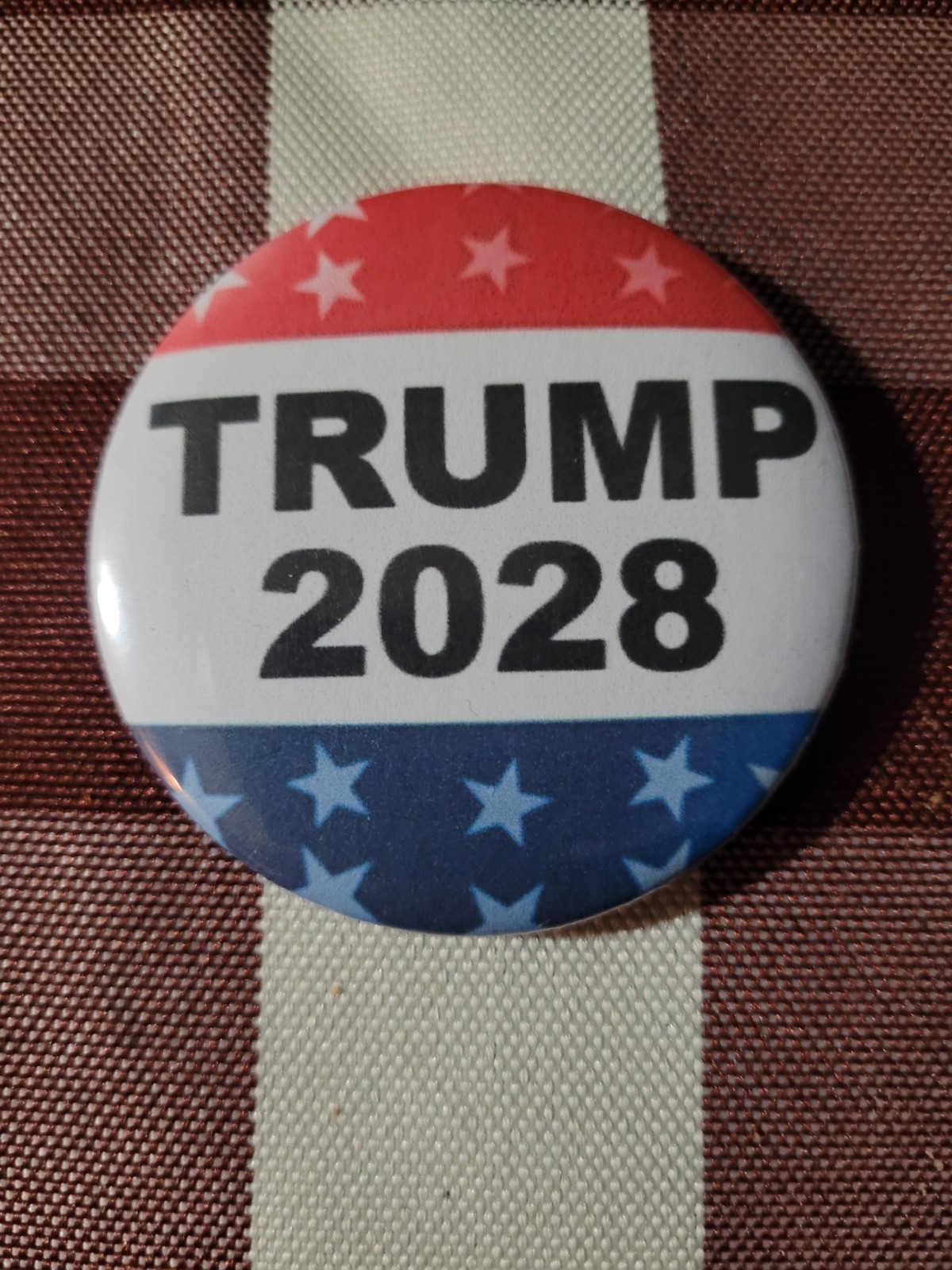 DONALD TRUMP FOR PRESIDENT 2028 KEEP AMERICA GREAT BUTTON PIN 2 1/4″ ROUND