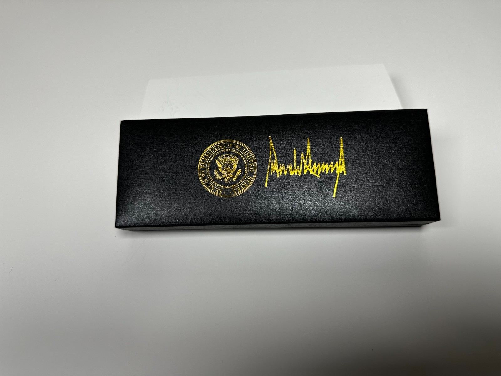 NEW President Trump Gold Presidential Seal Black Ballpoint Pen with 2 Refills