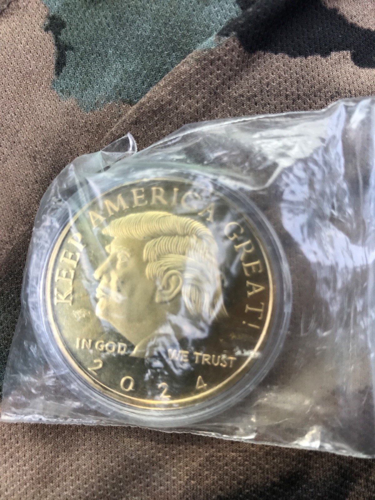 Donald Trump 2018 24K Gold Plated Collectible Eagle Coin with Fit Display Case
