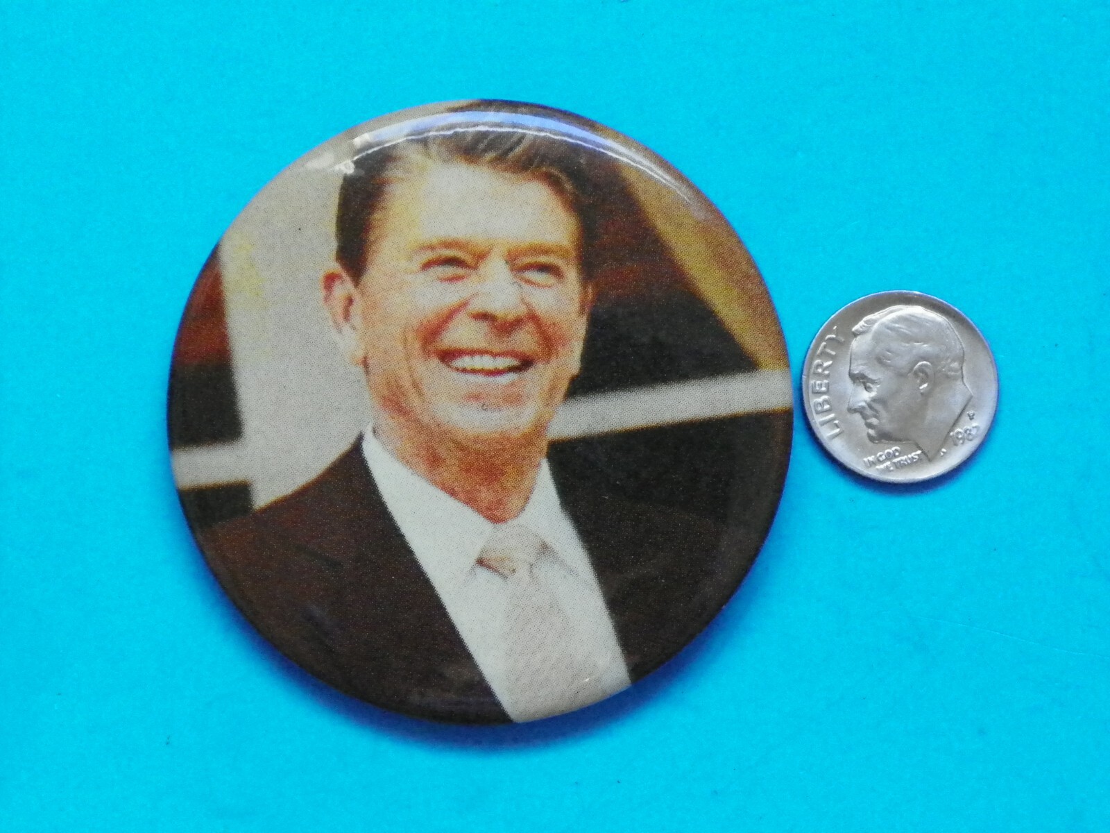 VINTAGE 1984 2 1/4″ ORIGINAL ROUND RONALD REAGAN POLITICAL PIN