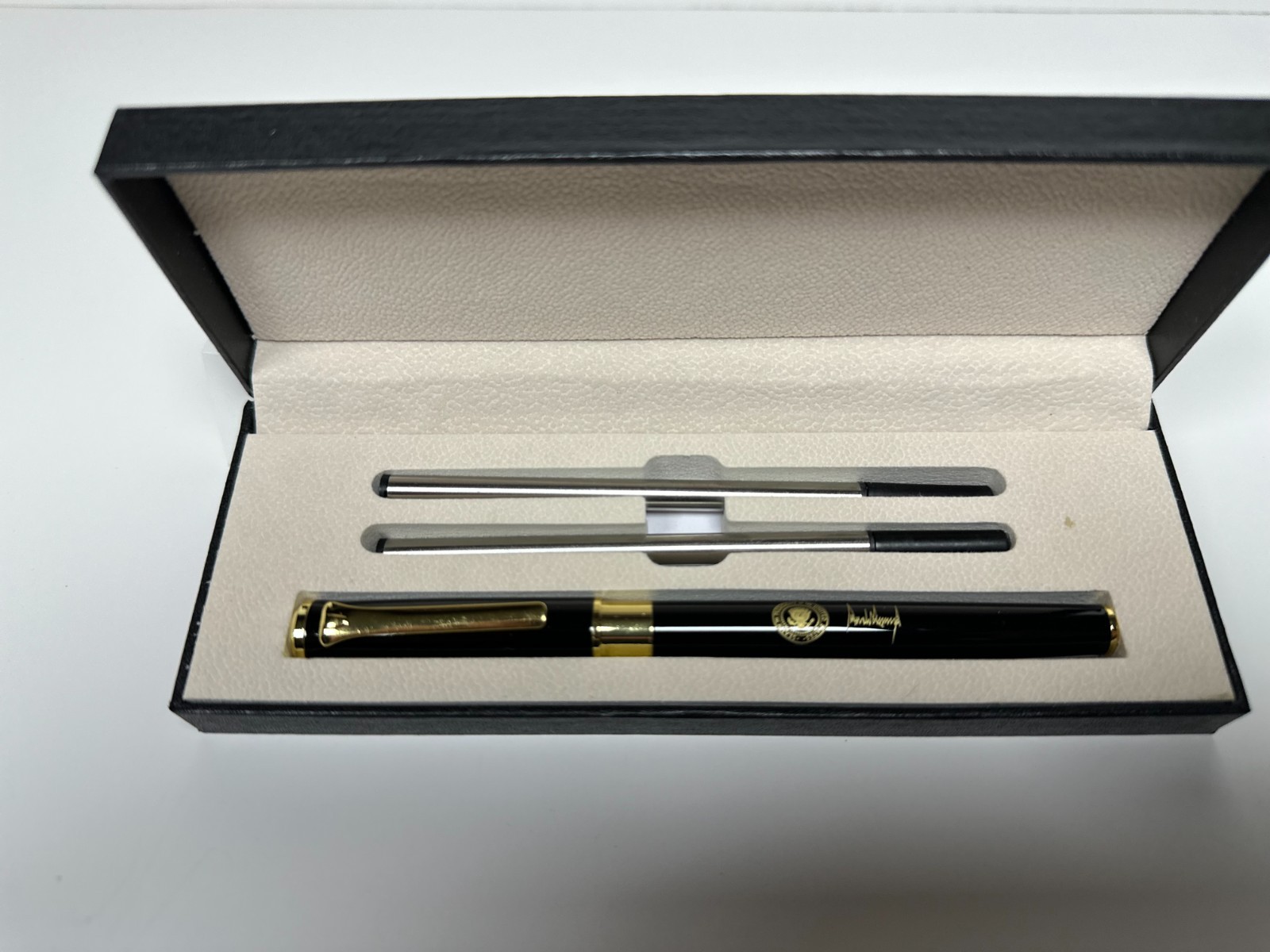 NEW President Trump Gold Presidential Seal Black Ballpoint Pen with 2 Refills