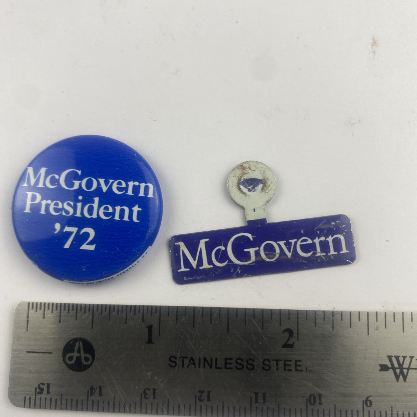 Veg. set McGovern 72 Blue Pinback &Fold Over Button Presidential Campaign Pins