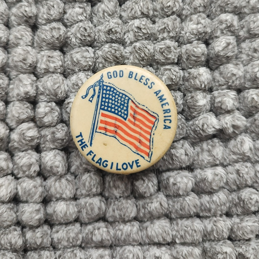 Vintage God Bless America The Flag I Love WWII Pinback Pin Button Politics USA