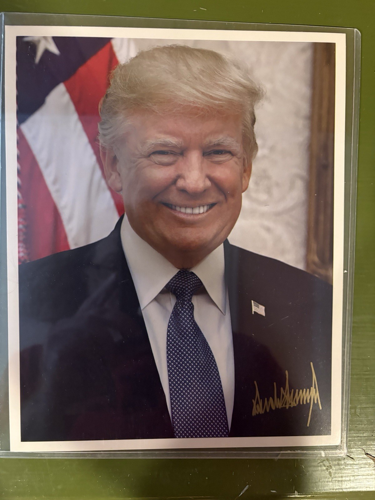President Donald WHITE HOUSE, 8×10 With Printed Autograph And 8 X 10 Top Loader