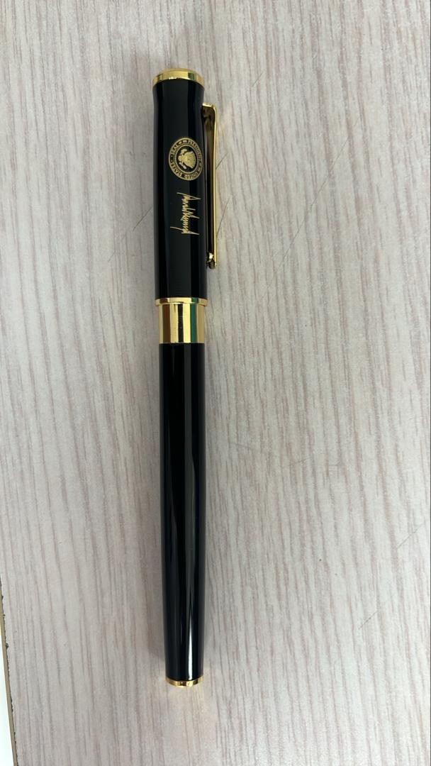 NEW Presidential Pen with Elegant Box Donald Trump Signature & two Refills
