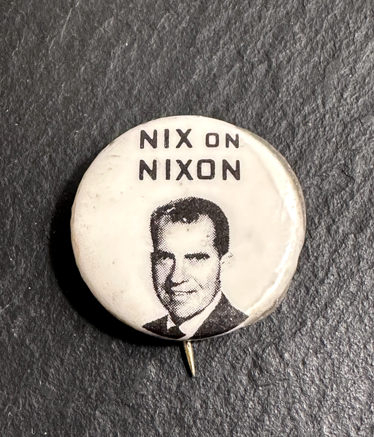 VINTAGE RICHARD NIXON US POLITICAL ANTI PRESIDENT CAMPAIGN BUTTON NIX ON NIXON
