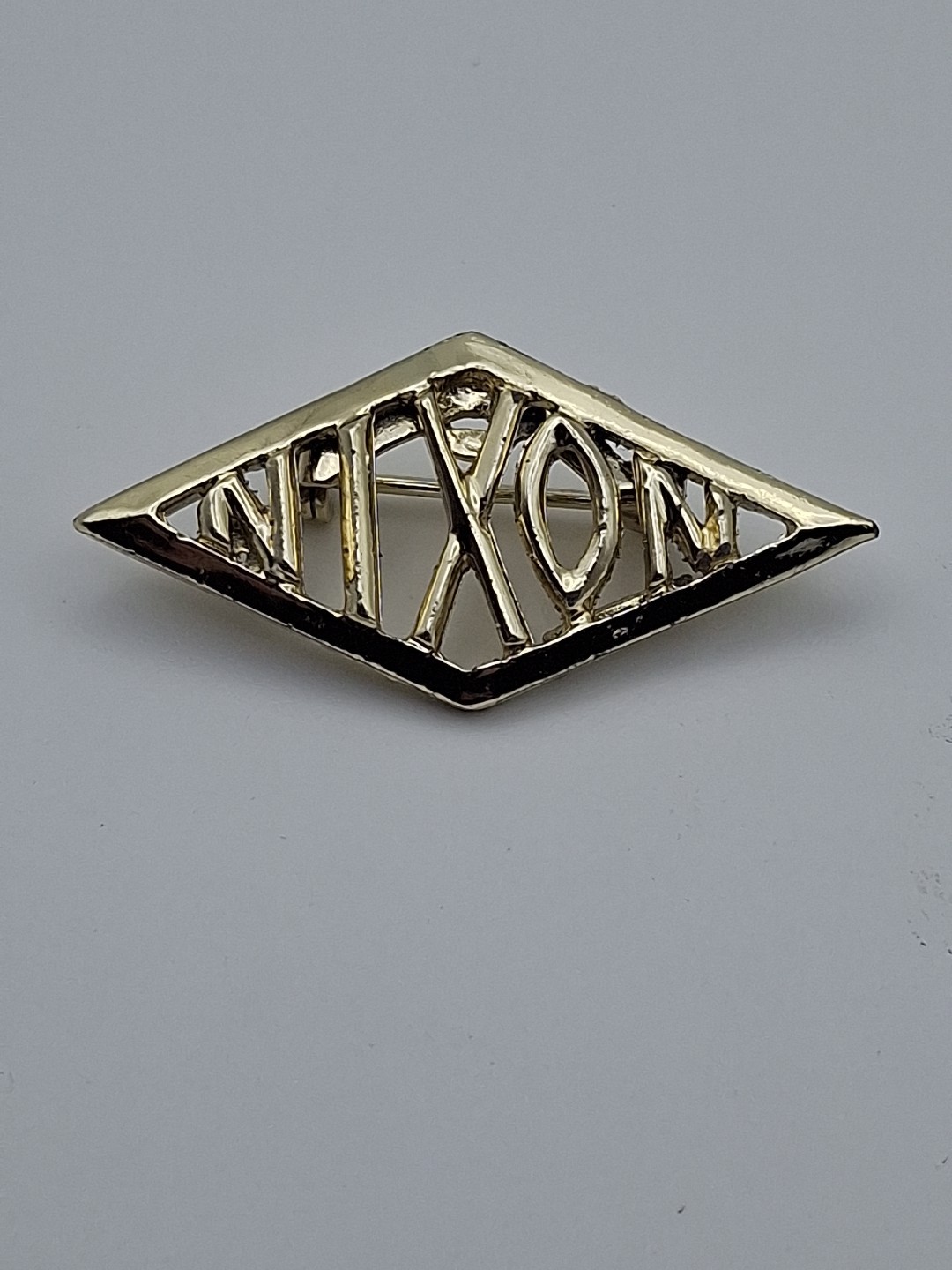 RICHARD NIXON LAPEL PIN — “NIXON” 1960s PRESIDENTIAL CAMPAIGN RARE VINTAGE Oleet