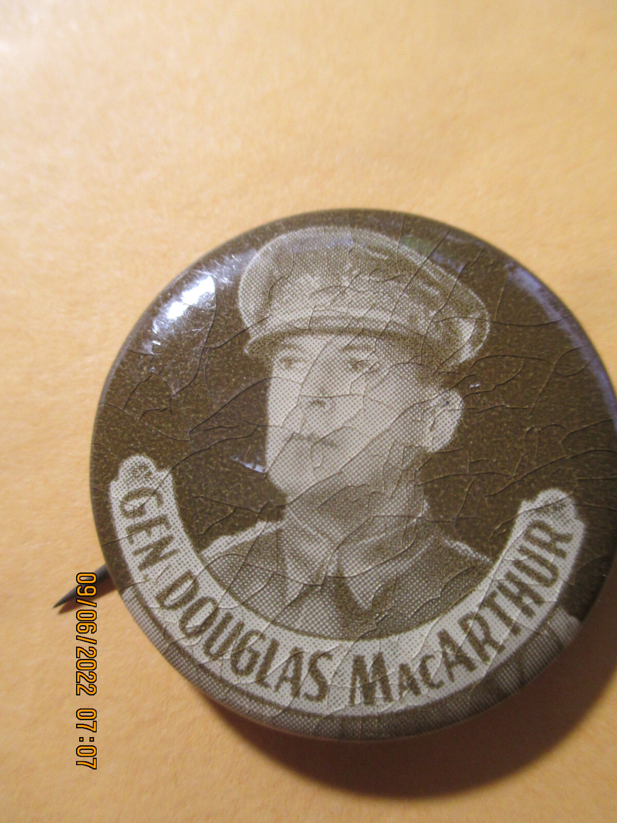 Vintage 1948 Celluloid Photo Douglas MacArthur POLITICAL Pinback Button Pin