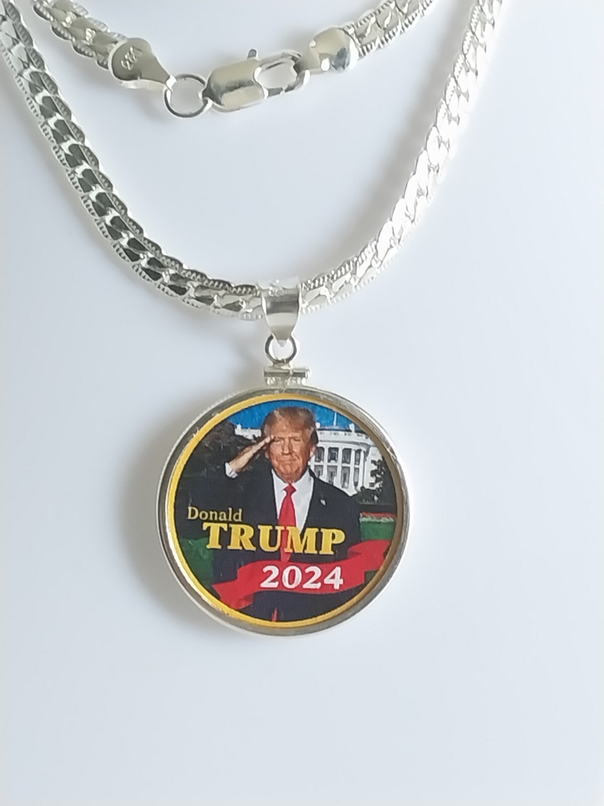 Silver Plated Necklace With President Donald Trump Half Dollar, HISTÓRIC”
