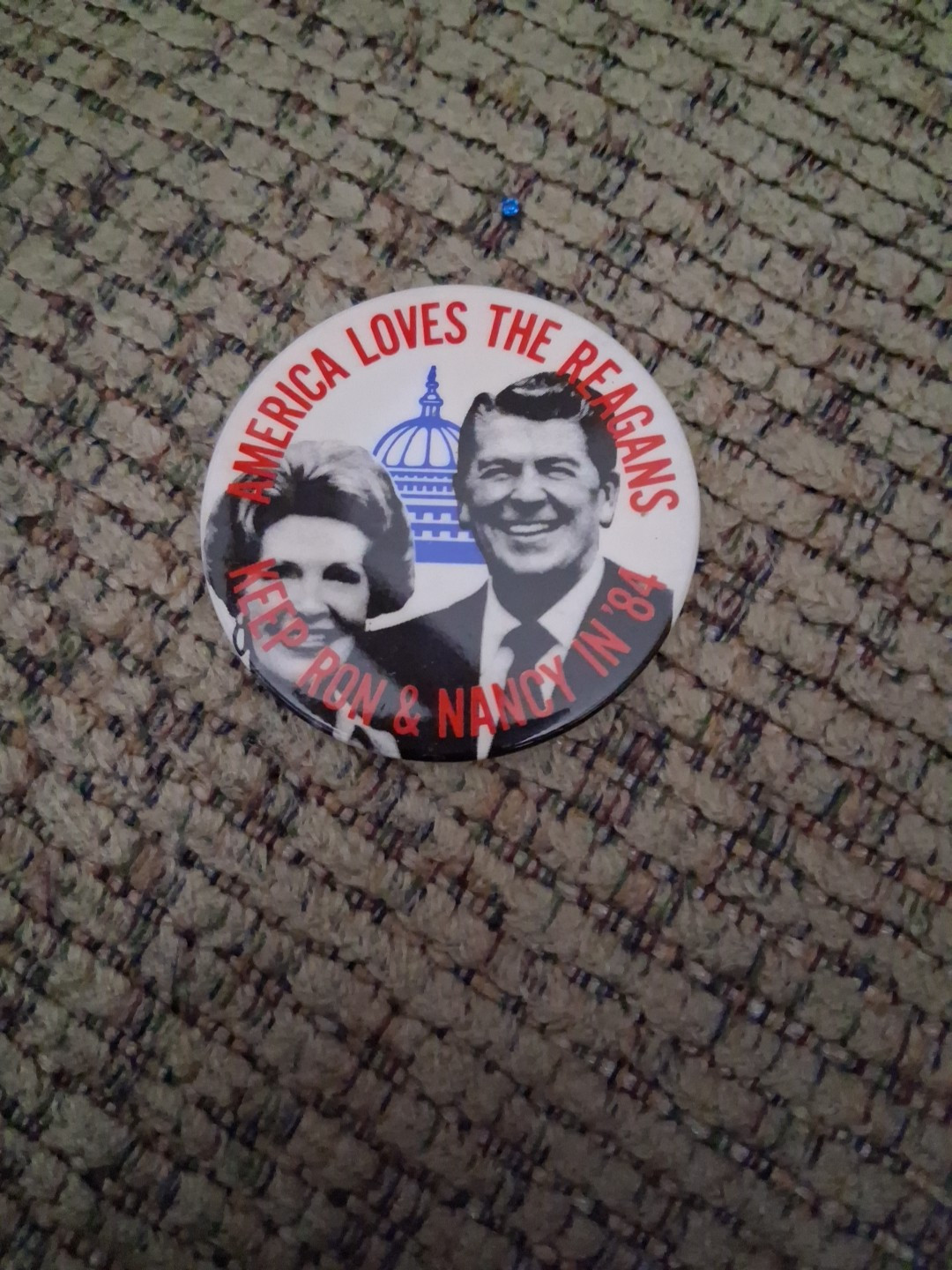 VINTAGE 1984 REAGAN & NANCY CAMPAIGN BUTTON
