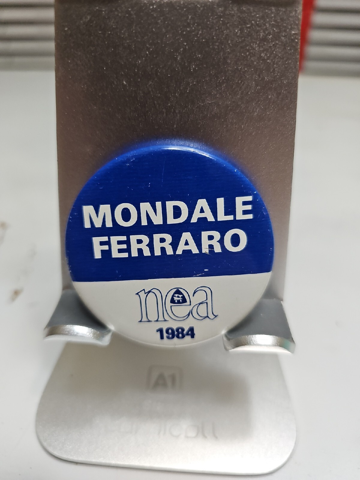 VTG MONDALE / FERRARO NEA 1984 – PRESIDENTIAL CAMPAIGN PIN BACK – WALTER MONDALE